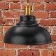 Lampa wisząca czaena metalowa złota oprawka czerwona ściana z cegły