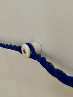 Uchwyt do kabla ceramiczny biały nawijany 