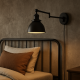 Kinkiet regulowany czarny z kablem retro aranżacja w sypialni z łóżkiem metalowym.png