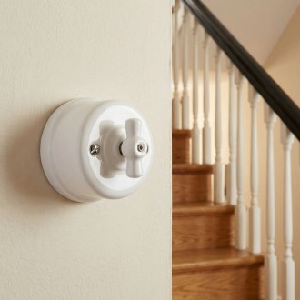 Włącznik natynkowy ceramiczny schodowy obrotowy biały Ledigo