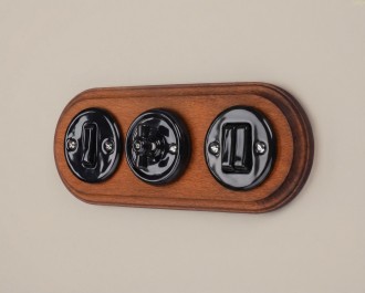 Ramka drewniana potrójna do gniazd i włączników podtynkowych ciemne drewno