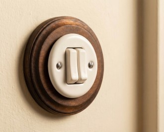 Ramka drewniana pojedyncza do gniazd i włączników podtynkowych ciemne drewno