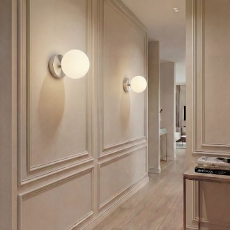 Kinkiet Milano silver pojedyncza mleczna kula 