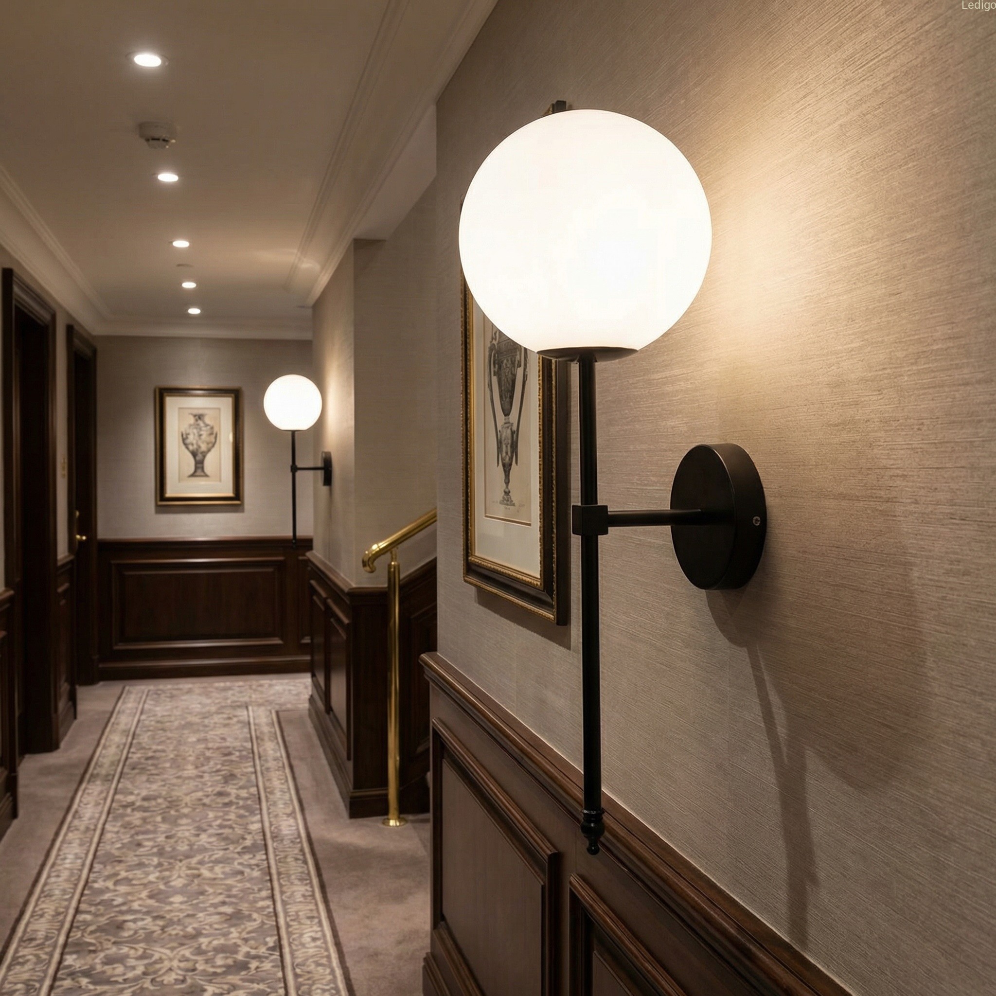 Kinkiet hotelowy czarny ze szklaną kulą Milano Ledigo.jpg