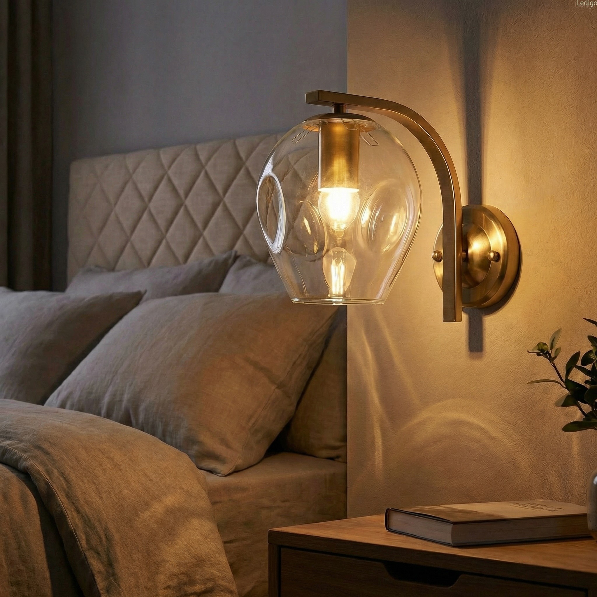 kinkiet do sypialni złoty ze szklanym kloszem .jpg