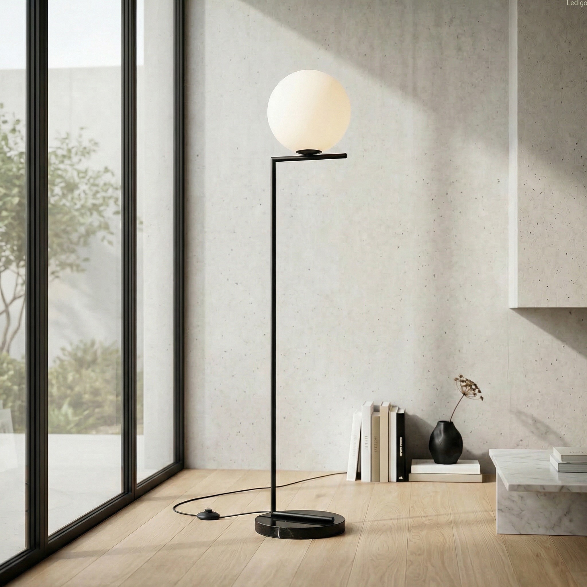 Lampa podłogowa do salonu duża elegancka z mar,urowa podstawa szklany klosz kula.jpg