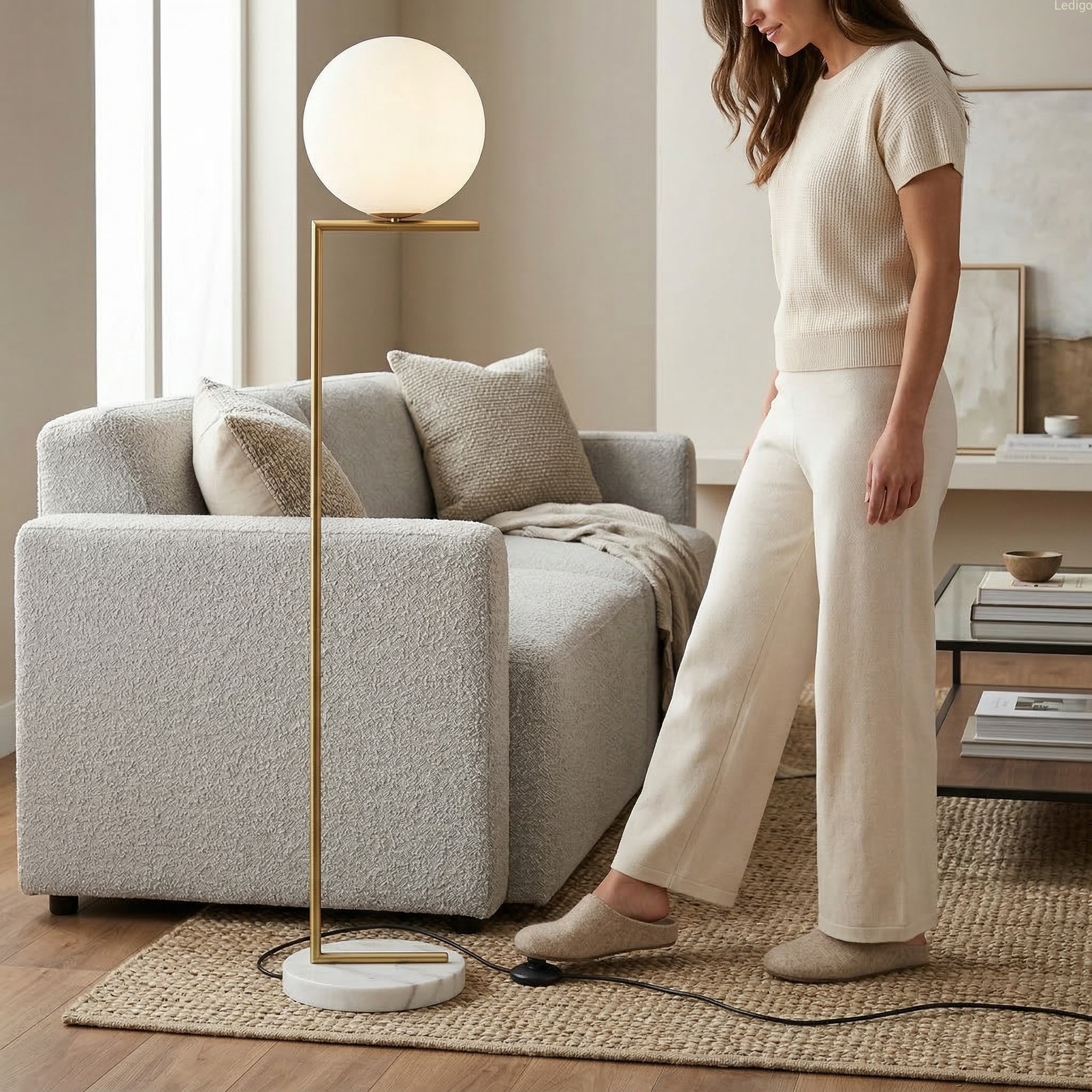 Lampa złota z kulą nowoczesna z marmurową podstawą.jpg