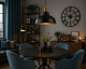 Lampa Rustic czarna w niebieskim salonie.png