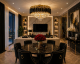 Plafon sufitowy glamour luxury black od Ledigo - aranżacja nad stołem w salonie.png