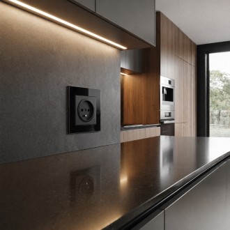 Gniazdo ze szklaną ramką z uziemieniem czarne Loft Line 