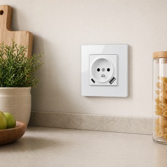 Gniazdo USB + USB-C ze szklaną ramką z uziemieniem białe Loft Line  