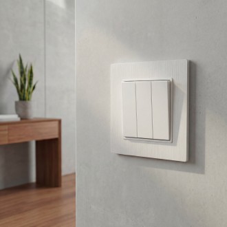 Włącznik potrójny schodowy z ramką z tworzywa PC szczotkowaną biały Loft Line 