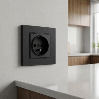 Gniazdo z  ramką z tworzywa PC z uziemieniem czarne Loft Line 