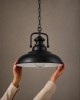 Lampa wisząca czaena metalowa złota oprawka czerwona ściana z cegły.jpg