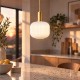 Lampa wisząca nowoczesna szklana ryflowana biała nad wyspę w kuchni.jpg