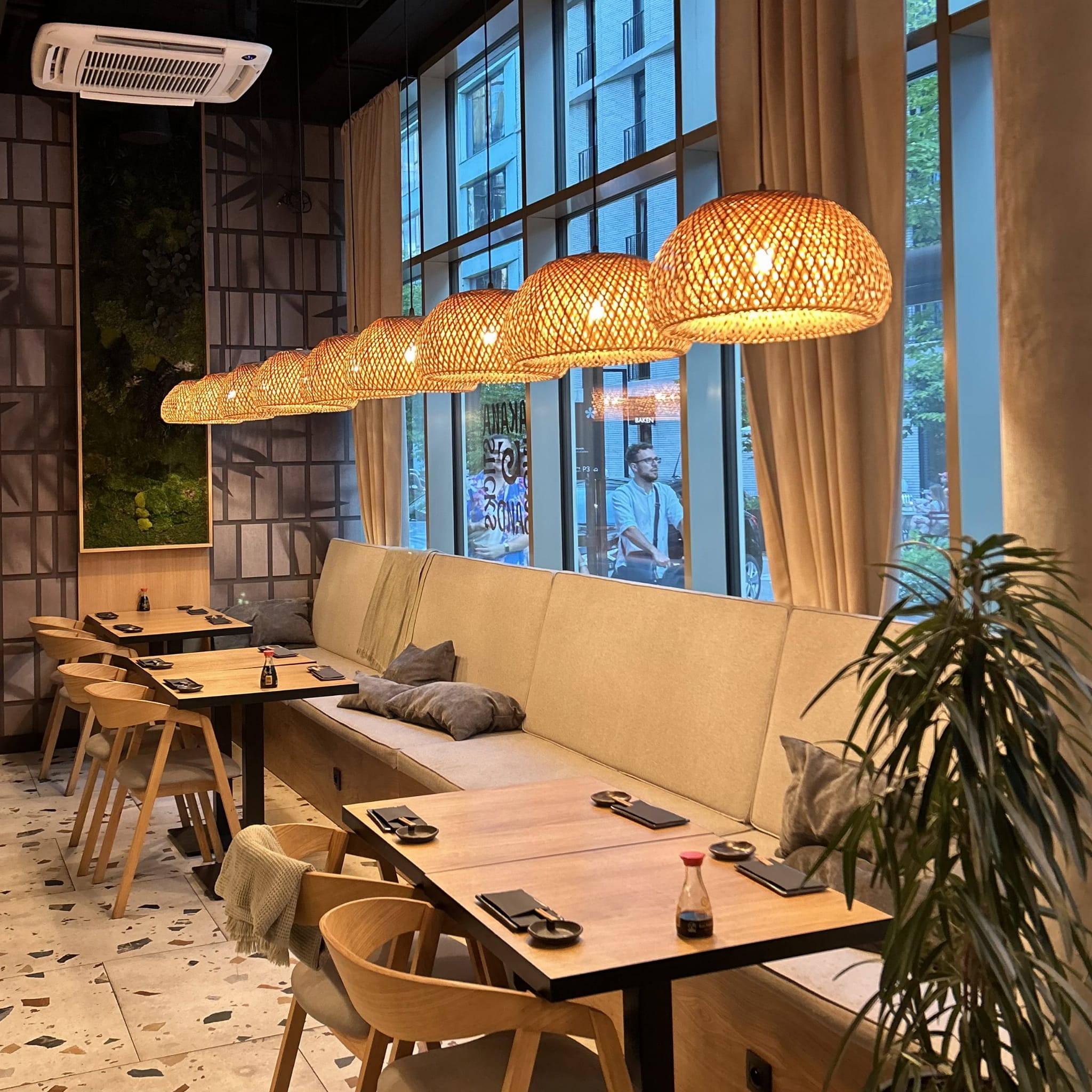 Oświetlenie boho z lampami bambusowymi