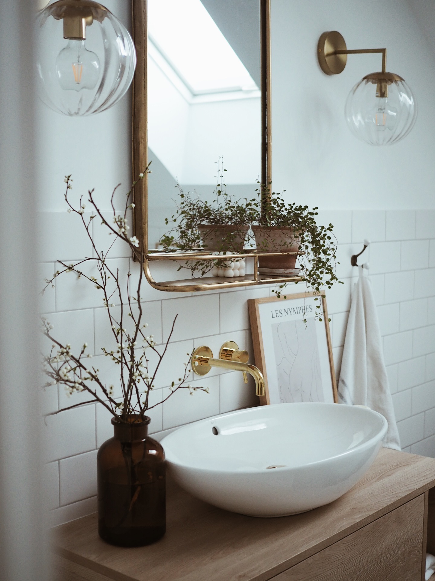 Kinkiet w łazience przy lustrze 