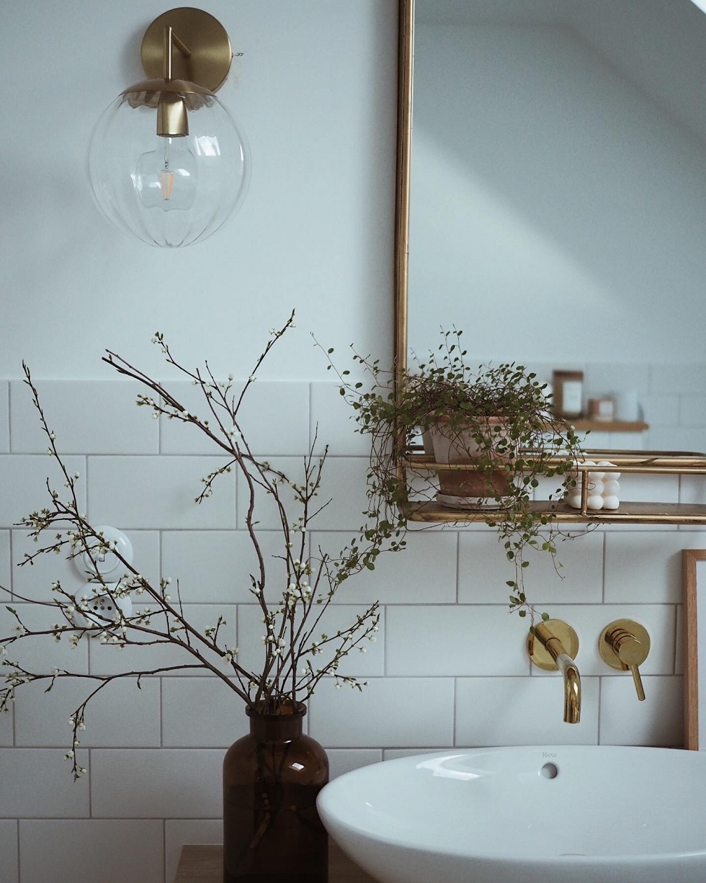 Kinkiet szklany Pandora do łazienki przy lustrze