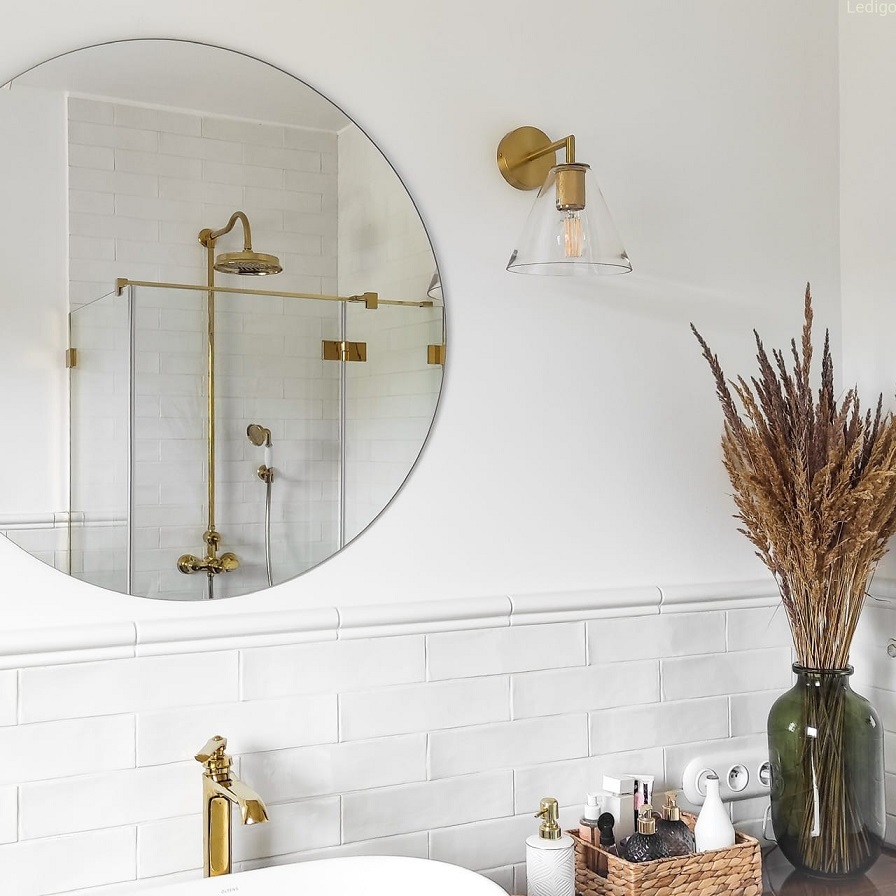 Kinkiet przy lustrze do łazienki 